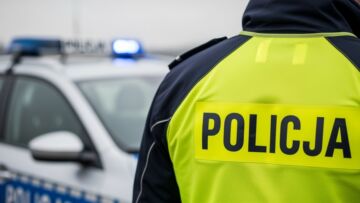 Pijany kierowca z zakazami w rękach policji