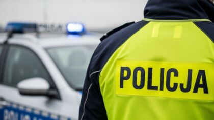 Pijany kierowca z zakazami w rękach policji