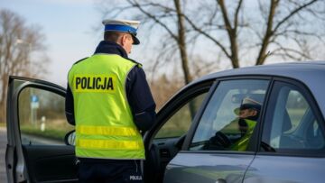 Kierowca z zakazem wjeżdża w jednokierunkową ulicę i trafia za kratki