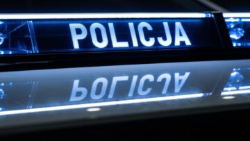 Pijany 29-latek leży na drodze obok motocykla, poszukiwany przez policję