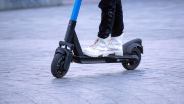 Wzrost wypadków dzieci na hulajnogach elektrycznych – lekarze wzywają do ostrożności