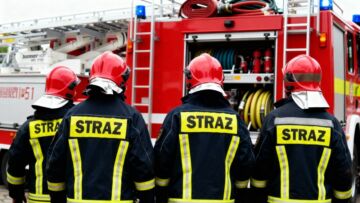 Tykocin: burmistrz i radny skaczą do wody na zakończenie gminnych zawodów OSP