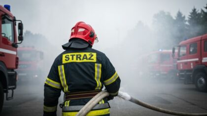 Mężczyzna podpalił kratki odpływowe na przystanku, by „pozbyć się złej energii