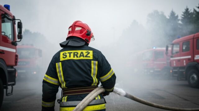 Mężczyzna podpalił kratki odpływowe na przystanku, by „pozbyć się złej energii