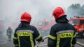 Policjanci uratowali okolicę przed pożarem samochodu